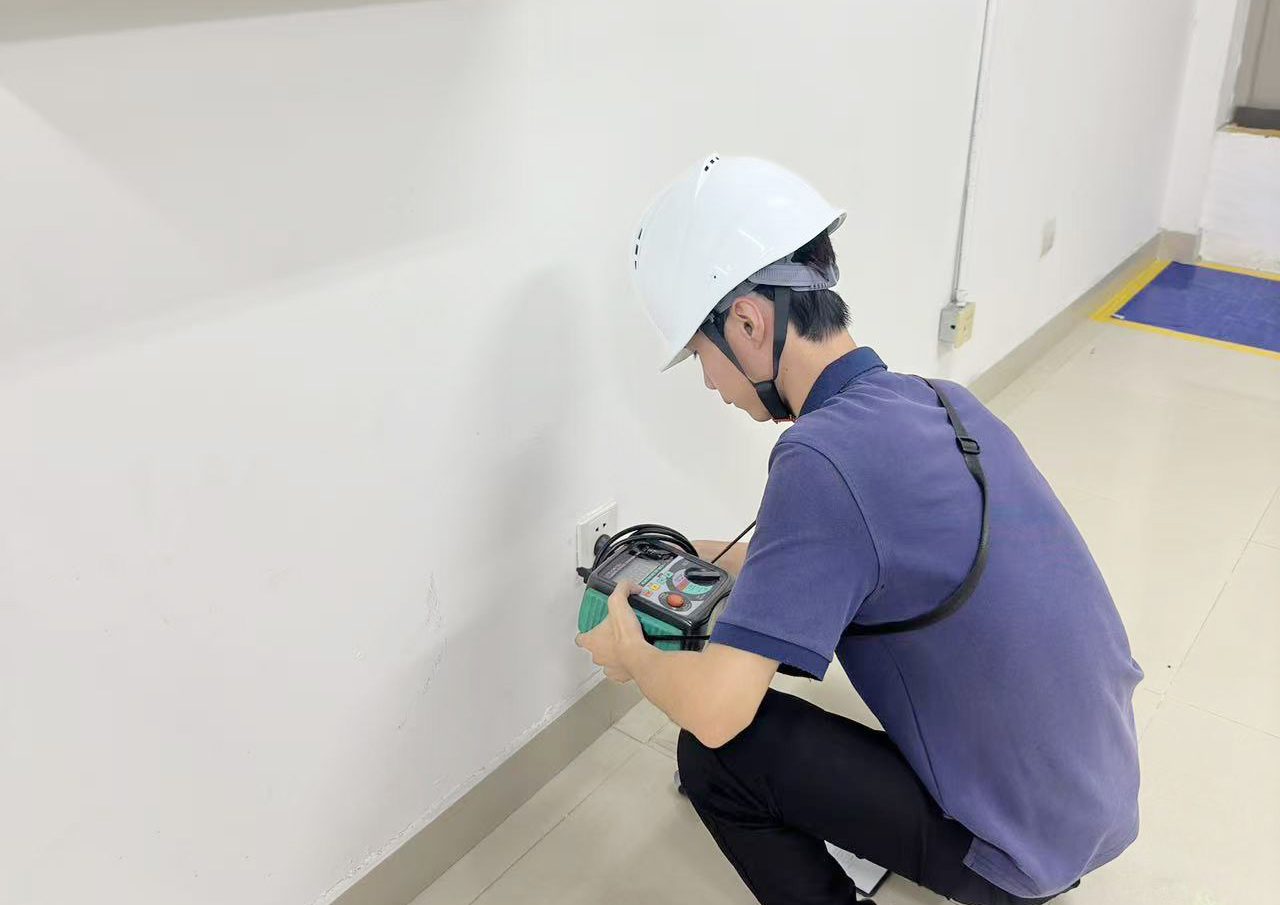 工厂生产配电系统现场电气消防检测作业照片