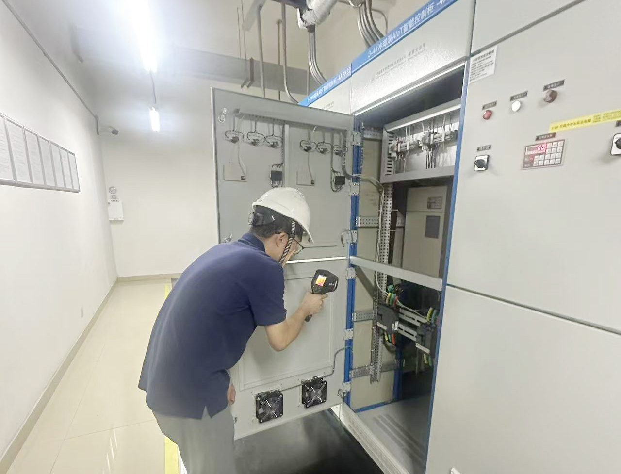 建筑配电线路现场电气消防检测作业照片