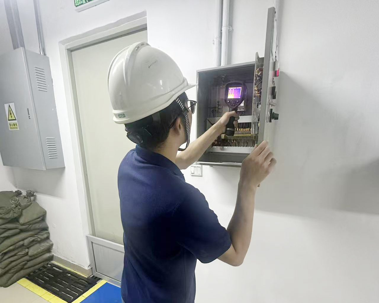 末端用电与配电回路现场电气消防检测作业照片