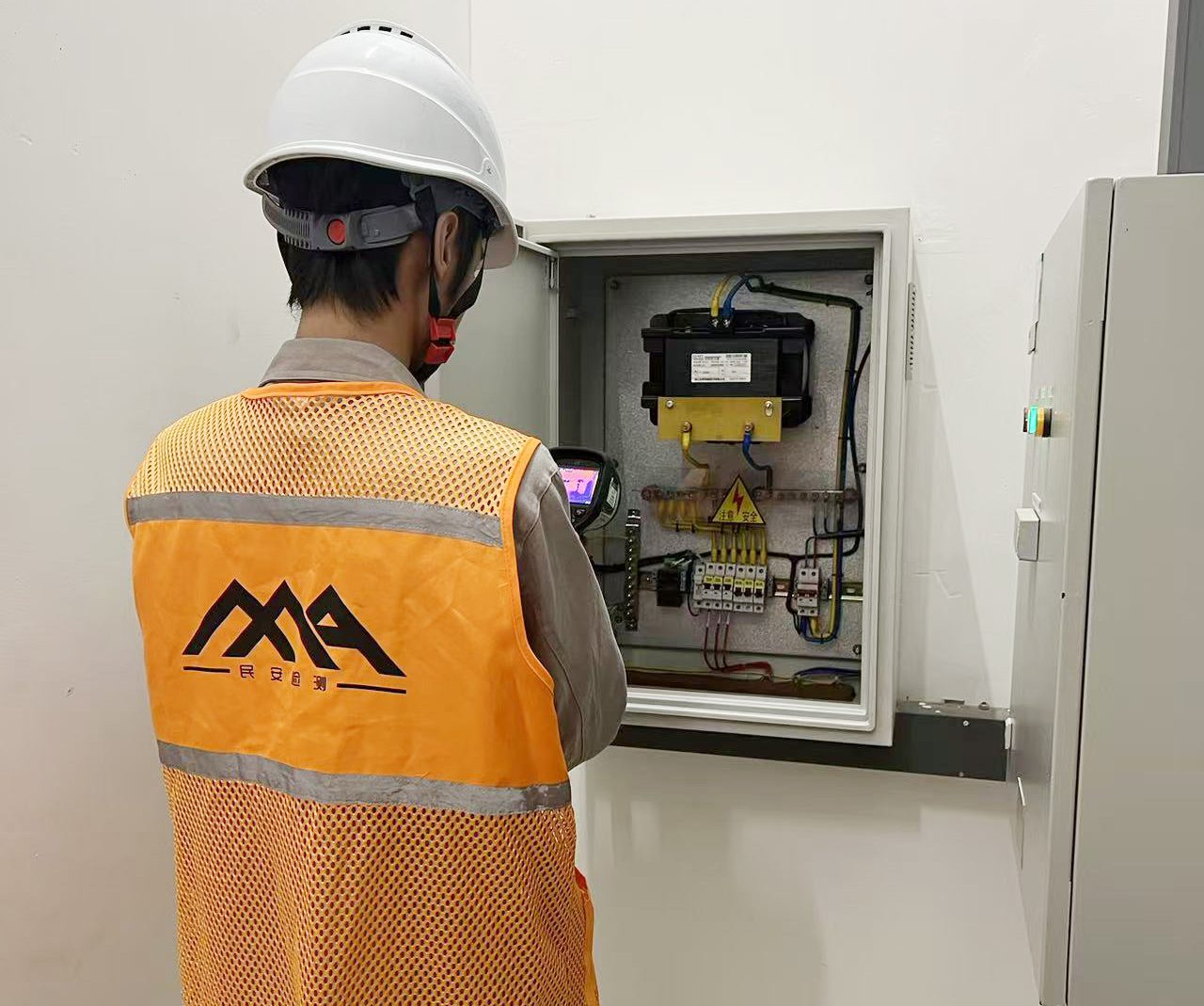 建筑防烟排烟系统现场电气消防检测作业照片
