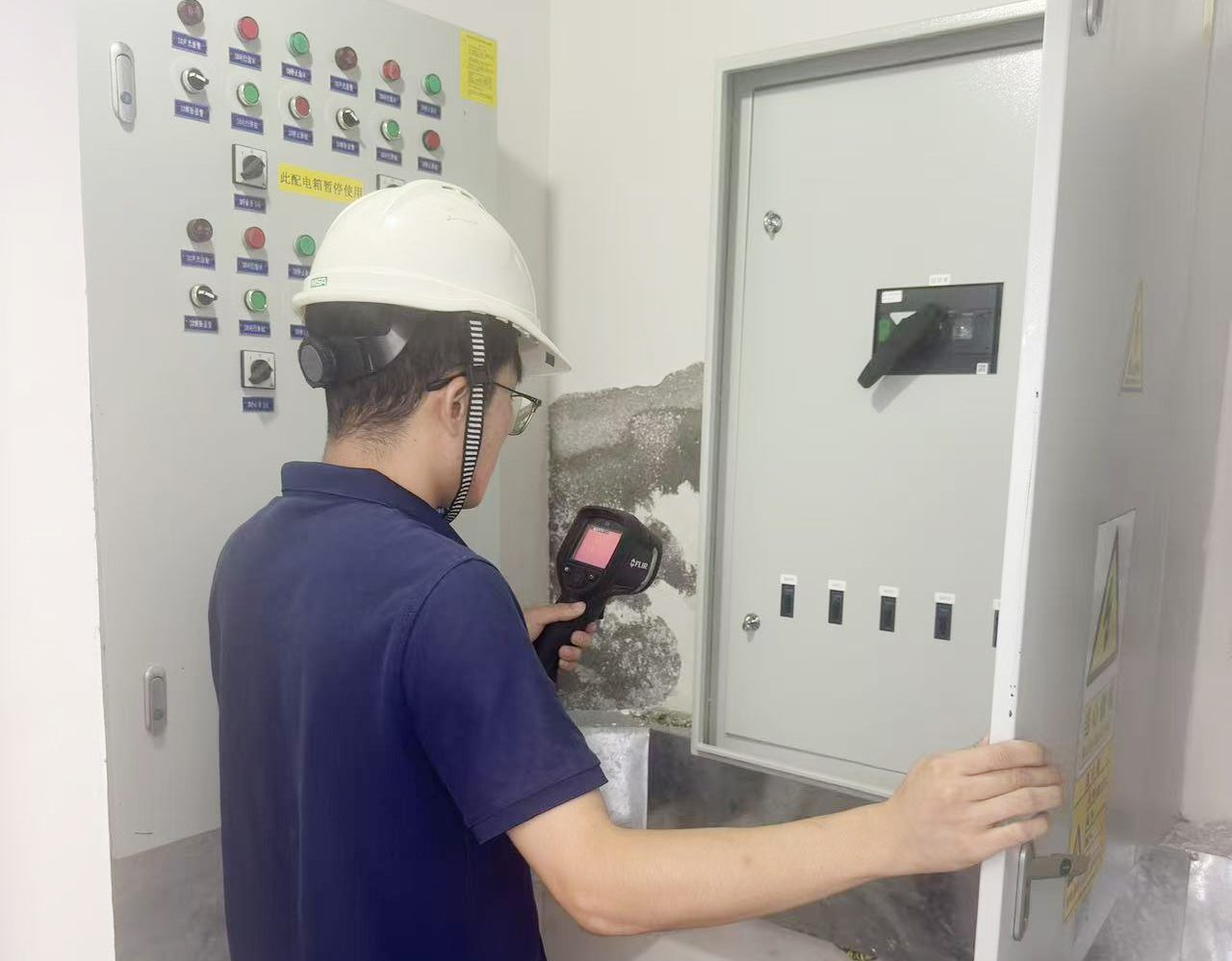 配电柜和连接部位现场电气消防检测作业照片