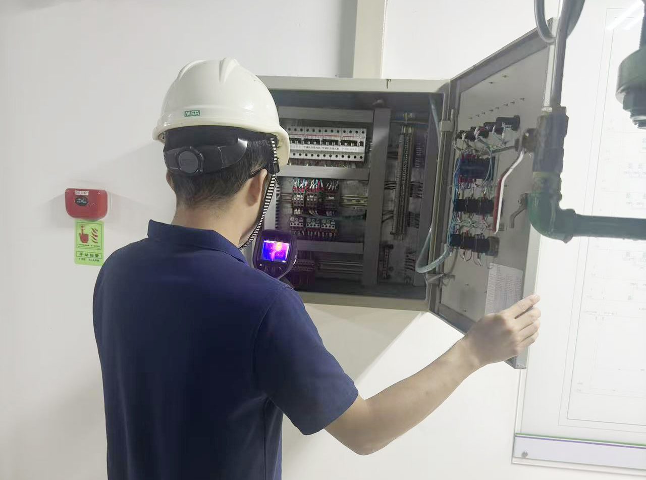 频繁跳闸的配电回路现场电气消防检测作业照片